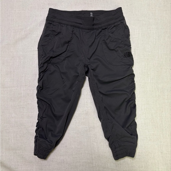 3/$30 North Face Girls Small 7/8 Dark Grey Capri Length Ruched Nylon Pant Spring - Picture 1 of 6